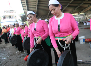Đội chiêng Mường phường Thái Bình (TP Hoà Bình)  biểu diễn ở các ngày lễ, hội trên địa bàn. ảnh: P.V