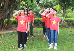 Các học viên của khóa học “Học kỳ trong quân đội” năm 2016 đang tập dượt đội hình đội ngũ.