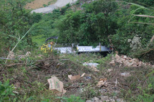 Chiếc xe tải BKS 66C – 02546 có trọng tải 5 tấn do mất lái đã lao xuống vực cách mặt đường 58,64 m.
Ảnh: hiện trường vụ tai nạn
