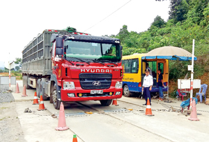 Trạm kiểm soát tải trọng xe tại xã Phong Phú (Tân Lạc) duy trì hoạt động 24/24h tất cả các ngày trong tuần.