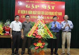 Đồng chí Trần Đăng Ninh, Phó Bí thư TT Tỉnh ủy tặng lẵng hoa của Tỉnh ủy, HĐND, UBND, UB MTTQ VN tỉnh chúc mừng các cơ quan báo chí tỉnh.