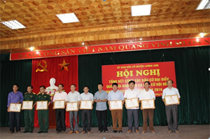 Lãnh đạo huyện Lương Sơn trao giấy khen cho các tập thể, cá nhân có thành tích xuất sắc trong công tác bầu cử đại biểu Quốc hội và HĐND các cấp, nhiệm kỳ 2016-2021.