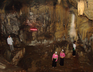 Các hang động ở tỉnh đã và đang được khai thác đúng hướng, trở thành điểm đến thăm quan, du lịch của du khách gần xa.  ảnh: Hang Đầu Rồng của huyện Cao Phong. ảnh: p.v