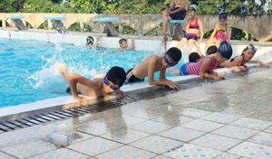 Các em nhỏ tham gia học bơi tại bể bơi trung tâm do Trung tâm thi đấu và dịch vụ thể thao tỉnh tổ chức.