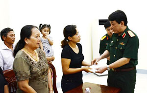 Thượng tướng Lương Cường, Bí thư Trung ương Đảng, Ủy viên Thường vụ Quân ủy Trung ương, Chủ nhiệm Tổng cục Chính trị đến thăm, trao tiền hỗ trợ gia đình Đại tá Trần Quang Khải