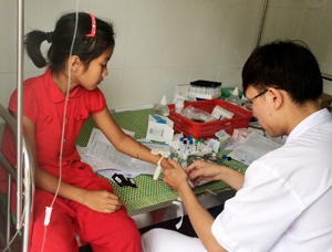 Cán bộ Trung tâm y tế dự phòng huyện Mai Châu lấy mẫu xét nghiệm nhằm phát hiện sớm dịch bệnh có thể lây lan trong cộng đồng.
