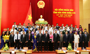 Các đại biểu HĐND tỉnh khóa XVI, nhiệm kỳ 2016-2021 ra mắt tại kỳ họp.