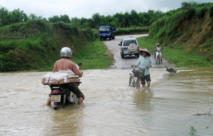 Ngay đầu mùa mưa 2016, trận mưa lớn đêm 24 rạng sáng 25/5 đã gây ngập lụt cục bộ trên địa bàn xã Hưng Thi (Lạc Thủy).