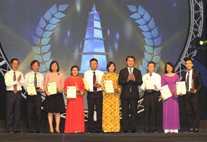 Chủ tịch nước Trần Đại Quang và đồng chí Võ Văn Thưởng trao giải A cho các tác giả.