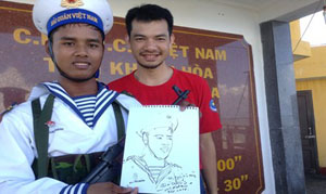 Trịnh Minh Tiến với tác phẩm ký họa chiến sỹ hải quân Trường Sa tháng 5/2016.