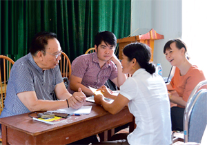 Luật sư và cán bộ Sở TN &MT tư vấn trực tiếp về Luật Đất đai  cho người dân xã Tu Lý (Đà Bắc).