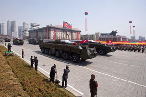 Tên lửa Triều Tiên trong cuộc diễu binh tại Bình Nhưỡng. Ảnh: abcnews.
