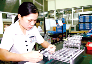 Công ty TNHH Nghiên cứu kỹ thuật R Việt Nam (KCN bờ trái sông Đà) đảm bảo việc làm cho hàng trăm lao động trong tỉnh với thu nhập từ 4-5 triệu đồng /người/tháng.  ảnh: HT