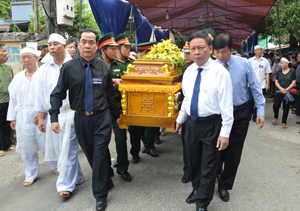Các đồng chí lãnh đạo tỉnh tiễn đưa linh cữu đồng chí Nguyễn Văn Hậu về nơi an nghỉ cuối cùng.