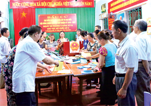 Tổ bầu cử số 2, phường Phương Lâm - thành phố Hòa Bình thực hiện việc kiểm phiếu cuộc bầu cử ĐBQH khóa XIV và HĐND các cấp đảm bảo dân chủ, đúng luật.