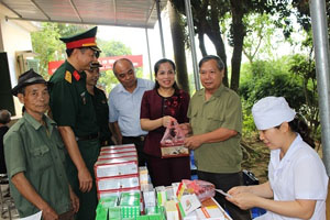 Lãnh đạo UBND huyện Lương Sơn và động viên các đối tượng và y bác sĩ tại buổi khám bệnh

 

