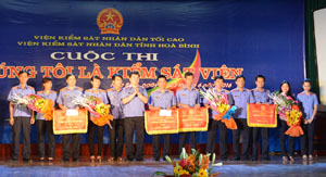 Lãnh đạo Viện KSND tỉnh trao giải cho các đội đoạt giải nhất, nhì, ba.

