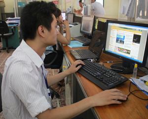 Cán bộ phụ trách trang thông tin điện tử TP Hòa Bình vận hành trang theo quy chế đảm bảo an toàn an ninh thông tin của tỉnh.