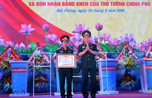 Thừa uỷ quyền của Thủ tướng Chính phủ, Thiếu tướng Vũ Hải Sản, UV BCH T.Ư Đảng, Tư Lệnh Quân khu 3 trao tặng Bằng khen của Thủ tướng cho cán bộ, phóng viên Báo QK3.