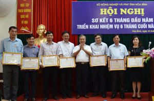 Thừa ủy quyền, đồng chí Trần Văn Tiệp, TUV, Giám đốc Sở NN&PTNT trao tặng danh hiệu “Chiến sỹ thi đua cấp tỉnh” cho các cá nhân được tặng thưởng.

