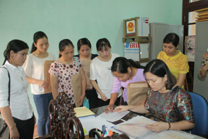 Cán bộ Phòng Nội vụ huyện Tân Lạc  thẩm định văn bằng, chứng chỉ gốc của đội ngũ  viên chức mới được tuyển dụng năm 2016.