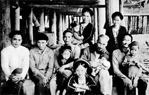 Bác Hồ đến thăm gia đình đồng bào các dân tộc ở Việt Bắc. ảnh: t.l