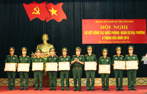 Thừa uỷ quyền của Bộ trưởng, Bộ Quốc phòng, thiếu tướng Đinh Xuân Ứng, Phó Chủ nhiệm Cục Chính trị Quân khu 3 trao Bằng khen của Bộ Quốc phòng cho các tập thể, cá nhân có thành tích xuất sắc trong thực hiện nhiệm vụ QP - QSĐP.