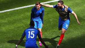 Antoine Griezmann (áo số 7) đã trở thành người hùng của ĐT Pháp với hai pha làm bàn liên tiếp trong hiệp 2 giúp Les Bleus lội ngược dòng 2-1 trước Ailen để giành vé vào tứ kết VCK Euro 2016. (Ảnh: Goal)   |  
