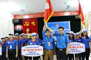Đại diện lãnh đạo Tỉnh đoàn trao cờ cho đội hình thanh niên tình nguyện tiếp sức mùa thi cấp tỉnh cụm thi số 29.