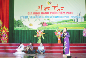 Màn chào hỏi của gia đình ông Trần Văn Đống ở huyện Lương Sơn. 
 
