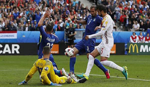 Chiellini giúp Italia tạo lợi thế dẫn bàn trong chiến thắng 2-0 trước Tây Ban Nha. Ảnh Reuters