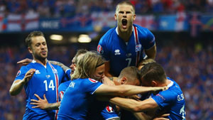Các cầu thủ Iceland ăn mừng chiến thắng. (Ảnh: Getty)