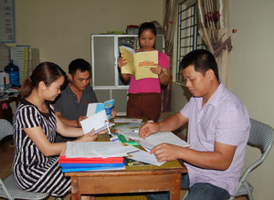 Cán bộ, công chức  xã Lập Chiệng (Kim Bôi) nghiên cứu các văn bản pháp luật để truyền tải đến nhân dân.