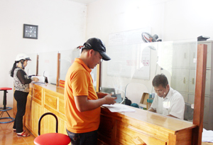 Học tập và làm theo tác phong của Bác Hồ, xã Tân Vinh  (Lương Sơn) duy trì bộ phận “một cửa” tạo điều kiện thuận lợi  cho người dân khi đến liên hệ công việc.