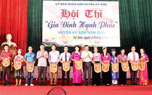 Đồng chí Bùi Ngọc Lâm, Giám đốc Sở VH-TT&DL  trao cờ lưu niệm cho các gia đình tham gia Hội thi “Gia đình hạnh phúc” huyện Kỳ Sơn năm 2016. ảnh: Đ.H