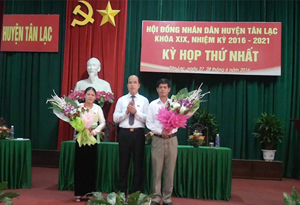 Đồng chí Bùi Văn Tinh, Bí thư Huyện ủy, Chủ tịch HĐND huyện Tân Lạc tặng hoa chúc mừng 2 đồng chí Phó Chủ tịch HĐND huyện nhiệm kỳ 206-2021.