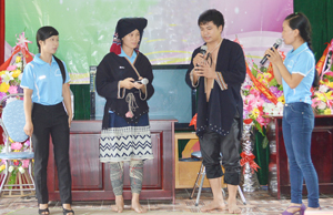 Đội tuyên truyền pháp luật xã Toàn Sơn (Đà Bắc) xây dựng tiểu phẩm tuyên truyền về Luật Hôn nhân và gia đình dưới hình thức sân khấu hoá.