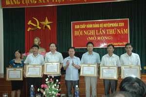 Lãnh đạo huyện ủy Lạc Thủy tặng bằng khen cho các cá nhân hoàn thành xuất sắc nhiệm vụ 5 năm ( 2011 - 2015)