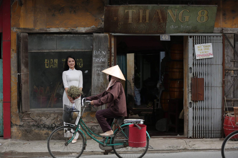 Phố cổ Thành Nam là nét đẹp văn hóa không thể bỏ qua khi đến Nam Định. Khung cảnh này đưa bạn trở lại thời gian với những kiến trúc độc đáo, đường phố cổ kính và những món ăn ngon đặc trưng của Nam Định. Hãy cùng chiêm ngưỡng những hình ảnh tuyệt vời của phố cổ này.