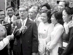Tổng bí thư Nguyễn Văn Linh gặp gỡ các đại biểu tại Đại hội Đảng toàn quốc lần thứ VI-Đại hội đổi mới năm 1986.