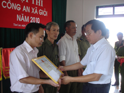 Đã có 10 tập thể và 10 cá nhân đạt giải được Chủ tịch UBND huyện Tân Lạc tặng giấy khen trong Hội thi Công an xã giỏi năm 2010