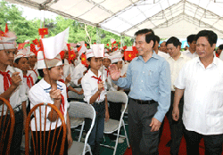 Các cháu thiếu niên, nhi đồng xã Tân Trào, huyện Sơn Dương nồng nhiệt đón chào Chủ tịch nước Nguyễn Minh Triết đến thăm.