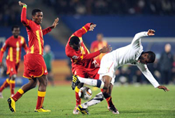 Các cầu thủ Ghana (áo đỏ) đã vượt qua Mỹ và ước mơ vào bán kết