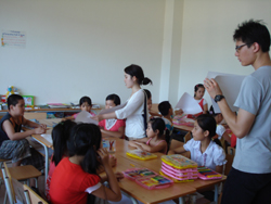 Thanh niên Hàn Quốc hướng dẫn các em thiếu nhi vẽ tranh bảo vệ môi trường