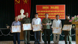 Lãnh đạo Công an tỉnh tặng giấy khen cho các cá nhân có thành tích xuất sắc trong phong trào toàn dân bảo vệ ANTQ