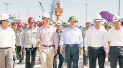 Thủ tướng Nguyễn Tấn Dũng thăm và kiểm tra cảng biển Nghi Sơn