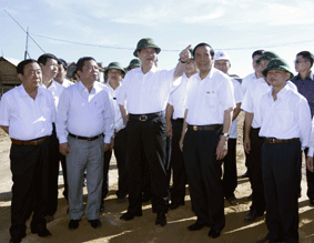 Thủ tướng Nguyễn Tấn Dũng thăm
và kiểm tra công trình xây dựng khu tái
định cư của dự án khu kinh tế Vũng