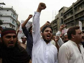 Người dân thành phố Lahore lên án vụ tấn công nhằm vào một đền thờ làm 42 người chết hôm 1-7.