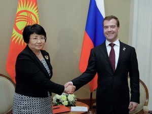 Tổng thống Nga Dmitry Medvedev và Tổng thống Kyrgyzstan Rosa Otunbaeva 
tại cuộc gặp