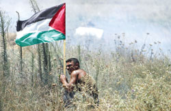Một thanh niên Palestine trong một cuộc đụng độ với quân đội Israel tại Gaza